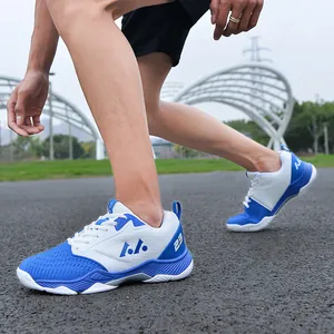 Scarpe sportive in mesh traspirante blu e bianco per badminton e tennis in azione