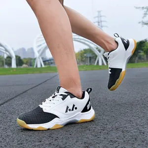 Scarpe da badminton professionali leggere con mesh nero traspirante in azione all'aperto