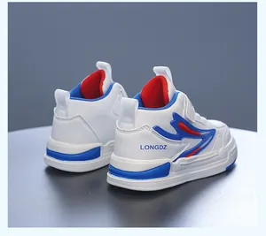 Κοντινή πίσω όψη λευκών παιδικών sneakers με μπλε και κόκκινες αθλητικές λεπτομέρειες