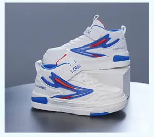 Λεπτομέρεια από λευκά παιδικά sneakers με μπλε και κόκκινες λεπτομέρειες αντίθεσης