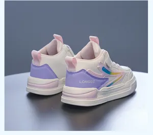 Λεπτομερής πίσω όψη παιδικών sneakers μεσαίου ύψους με μωβ και ροζ λεπτομέρειες