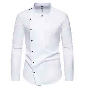Detalle de camisa casual blanca para hombre con tapeta de botones diagonal.
