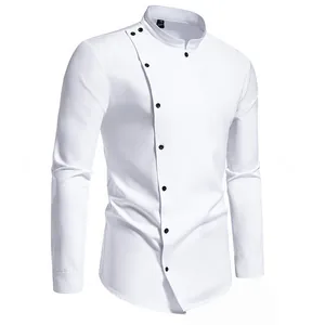 Detalle de camisa blanca para hombre con cierre de botones diagonal y cuello mao.