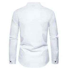 Vista posterior de una camisa casual blanca de manga larga para hombre con botones negros