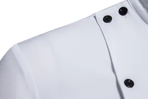 Vista macro detallada de la tapeta de botones negros irregular y el cuello de la camisa blanca