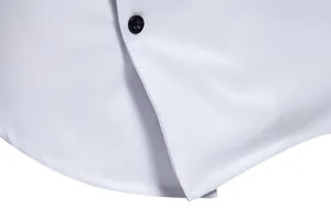 Primer plano de la tapeta diagonal y el dobladillo de esta camisa casual blanca para hombre