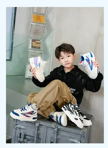 Κομψά παιδικά sneakers μεσαίου ύψους σε διάφορα χρώματα φορεμένα από ένα αγόρι
