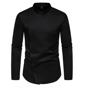 Vista frontal camisa negra de manga larga con tapeta de botones inclinada e irregular