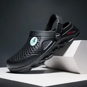 Zuecos de jardín negros para hombre con agujeros transpirables y suelas ligeras estilo blade.