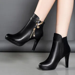 Elegante zwarte puntige stiletto enkellaarsjes voor dames met gouden bedel-detail.
