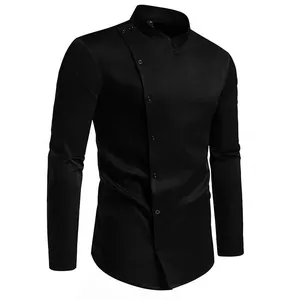 Detalle de camisa negra de manga larga con tapeta oblicua y cuello mandarín.