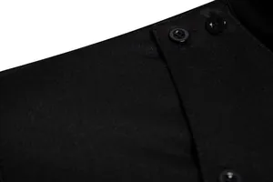 Vista detallada de la tapeta asimétrica y los botones de una camisa negra para hombre