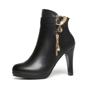 Sexy zwarte stiletto enkellaarsjes voor dames met puntige neus en gouden gesp detail