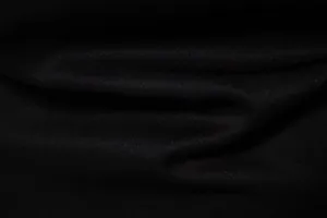 Detalle macro que muestra la textura de la tela negra de calidad de camisa hombre