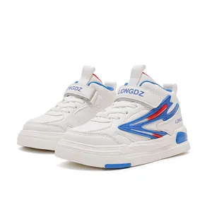 Λευκά παιδικά μποτάκια sneakers με μπλε και κόκκινες λεπτομέρειες για σπορ