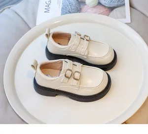 Vista dettagliata delle scarpe Mary Jane crema per bambini con doppie fibbie e suole spesse