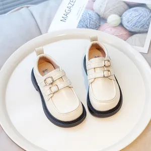 Mocassini crema per bambine stile britannico con doppia fibbia e suola spessa.