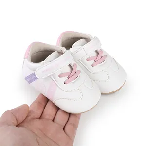 Detailansicht weiß-rosa Babyschuhe mit magic prewalker Klettverschluss-Design