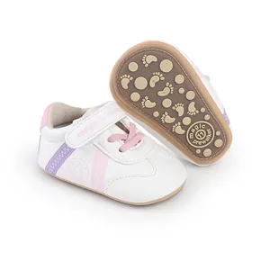 Detailansicht weißer Baby-Lauflernschuhe mit rutschfester Sohle und rosa Akzenten