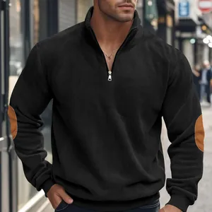 Detailansicht eines schwarzen Cord-Sweatshirts für Herren mit Reißverschluss und Ellbogen-Patches