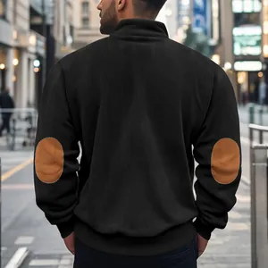 Rückansicht eines schwarzen Cord-Sweatshirts für Herren mit braunen Ellenbogen-Patches
