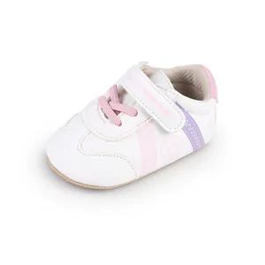 Seitenansicht weißer Babylauflernschuh mit rosa Schnürsenkeln und Klettverschluss.