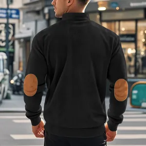 Rückendetail des schwarzen Cord-Sweatshirts mit halbem Reißverschluss und Ellbogenpatches