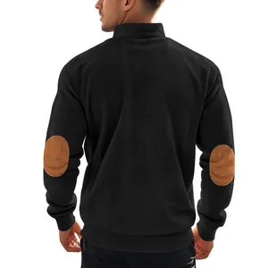 Rückansicht eines schwarzen Cord-Sweatshirts mit braunen Ellbogen-Patches