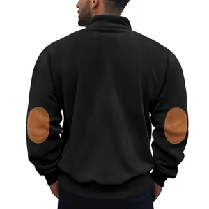 Rückansicht eines schwarzen Cord-Sweatshirts für Herren mit braunen Ellenbogen-Patches