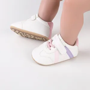 Weiße Baby-Lauflernschuhe mit rosa Akzenten und rutschfester Sohle für Kleinkinder