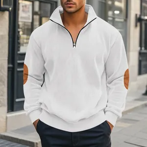 Detail des weißen Herren-Cord-Sweatshirts mit halbem Reißverschluss und Ellbogen-Patches.