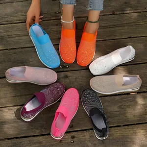 Verschiedene Farben von Strass-Slippern für Damen auf Holzhintergrund