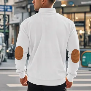 Rückansicht des weißen Cord-Sweatshirts für Herren mit braunen Ellbogen-Patches, Herbst