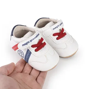Nahaufnahme von weißen Baby-Lauflernschuhen mit roten Schnürsenkeln, Detailansicht der Textur