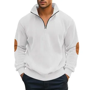 Detailaufnahme eines weißen Cord-Sweatshirts mit halbem Reißverschluss für Herren