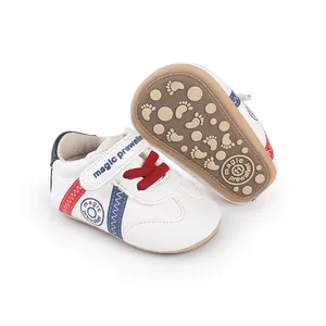 Detaillierte Ansicht weißer Lauflernschuhe für Babys mit roten Schnürsenkeln und Gummisohle