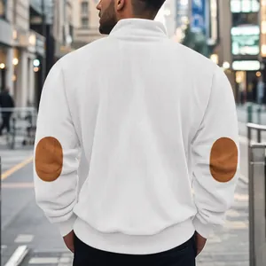 Rückansicht eines weißen Cord-Sweatshirts für Herren mit braunen Ellbogen-Patches