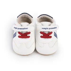 Weiche weiße Baby-Lauflernschuhe aus Kunstleder mit roten Schnürsenkeln und Klettverschluss