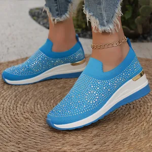 Detailansicht blauer Slipper mit glitzernden Strasssteinen und Keilabsatz für Damen