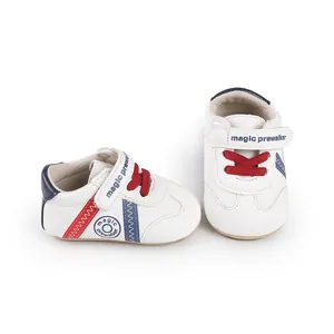 Seiten- und Vorderansicht weißer Baby-Lauflernschuhe mit roten und blauen Akzenten