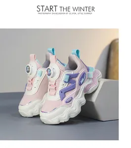Vista dettagliata delle sneakers chunky rosa e bianche per bambini con lacci a disco