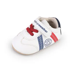 Detailansicht weißer Baby-Lauflernschuh mit roten Schnürsenkeln und Klettverschluss