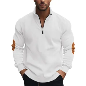 Vorderansicht des weißen Cord-Sweatshirts mit halbem Reißverschluss und braunen Ellbogenschonern.