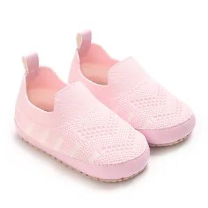Detailansicht der rosa atmungsaktiven Baby-Lauflernschuhe aus Mesh mit weicher Sohle