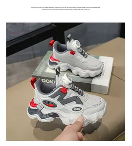 Vista dettagliata di sneaker grigie resistenti per bambini con fibbia rotante
