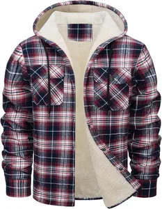 Detail der karierten Herren-Kapuzenjacke mit weichem Fleece-Futter und Karomuster.