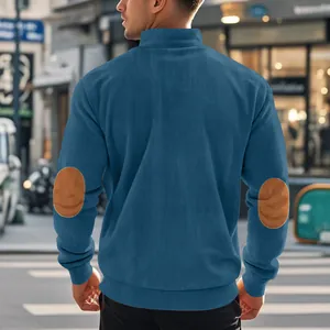 Rückansicht eines blauen Cord-Sweatshirts für Herren mit braunen Ellbogen-Patches.