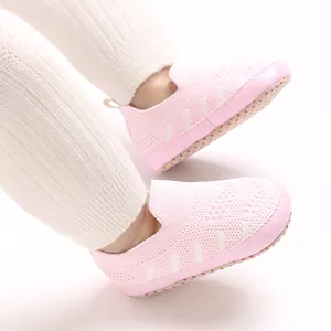 Detailansicht von rosa atmungsaktiven Mesh-Babylauflernschuhen mit weicher Sohle und Slipper-Design