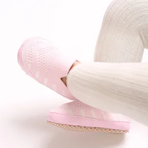 Nahaufnahme von atmungsaktiven rosa Mesh-Babyschuhen mit weichen rutschfesten Sohlen