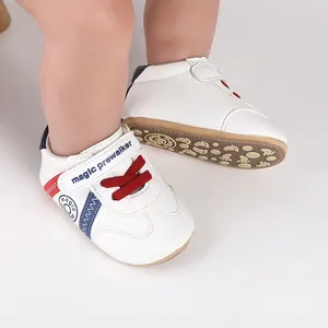Weiche weiße Lauflernschuhe aus Leder für Babys mit roten Schnürsenkeln und rutschfester Sohle